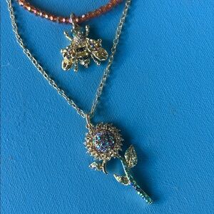 HEIDI DAUS Anniversary edition. Bees 🐝 and a Lovely 🌺 Flower